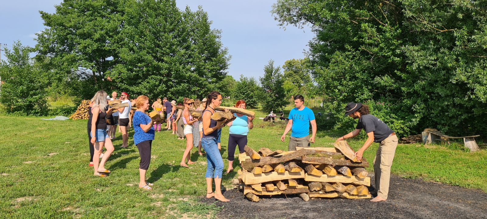 Hod po žaru hod po žeravici hoja po žerjavici firewalking vatra krijes Neven Carin šaman iscjelitelj