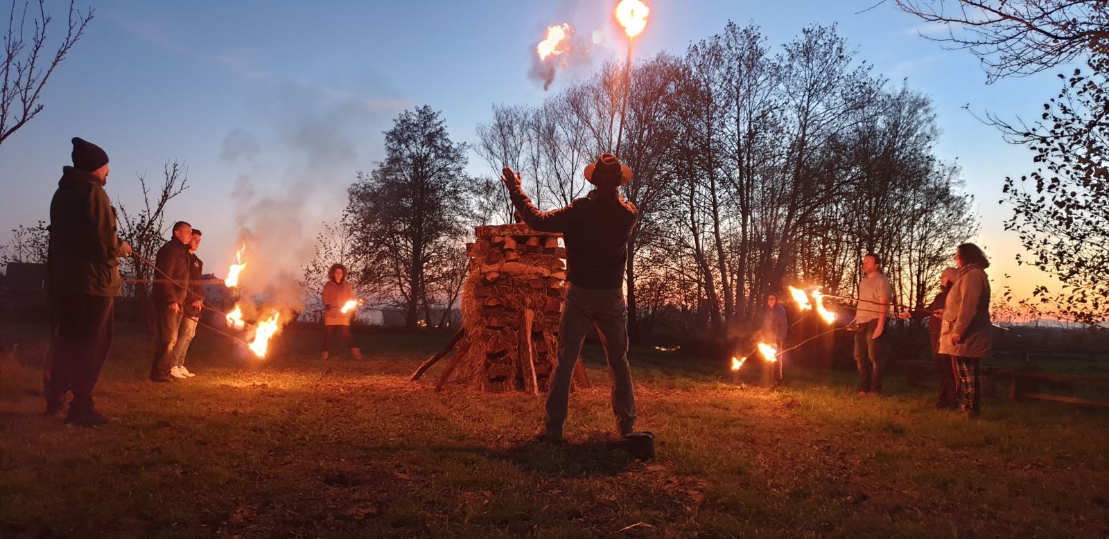 Hod po žaru hod po žeravici hoja po žerjavici firewalking vatra krijes Neven Carin šaman iscjelitelj