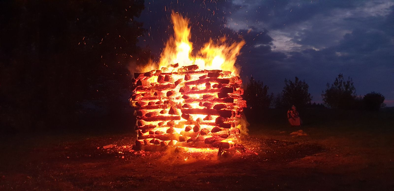 Hod po žaru hod po žeravici hoja po žerjavici firewalking vatra krijes Neven Carin šaman iscjelitelj