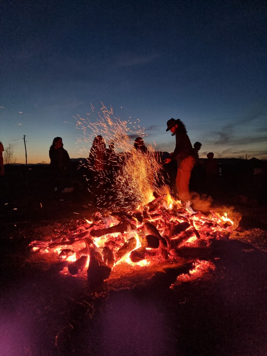 Hod po žaru hod po žeravici hoja po žerjavici firewalking vatra krijes Neven Carin šaman iscjelitelj